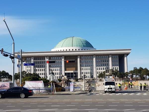 정국을 운영하는 국회 앞 신호등이 빨간색을 나타내고 있다. (사진=이슈밸리)