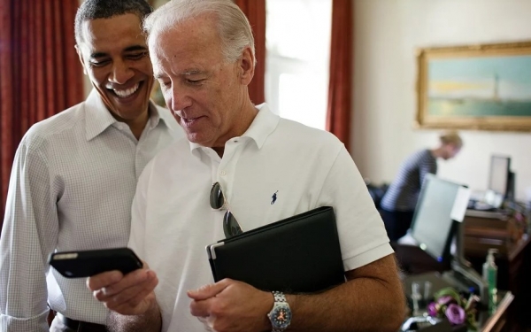 조 바이든 미국 대통령과 버락 오바마 전 대통령이 웃고 있다. (사진=픽사베이)