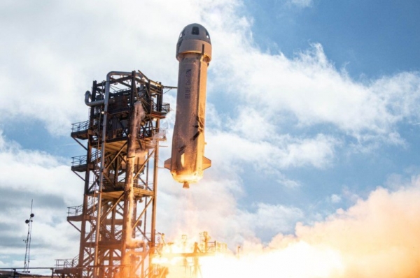 제프 베조스(Jeff Bezos)가 자신의 로켓선인 뉴 셰퍼드(New Shepard) (사진출처=BBC)