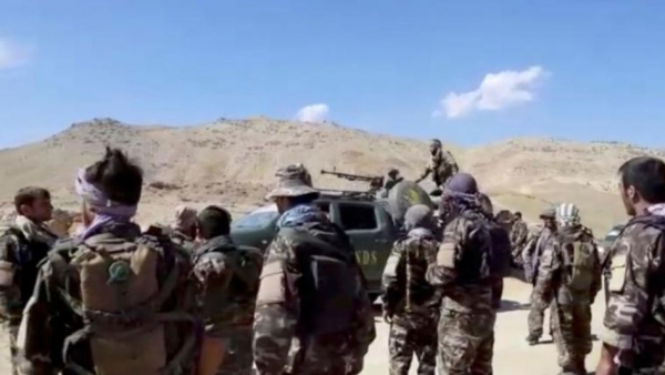 아프가니스탄 국가 저항 전선(National Resistance Front) 표시가 있는 군용 트럭과 반군이 아프간 판지시르 계곡(Panjshir Valley) 근처에 있다. (사진출처=CNN)
