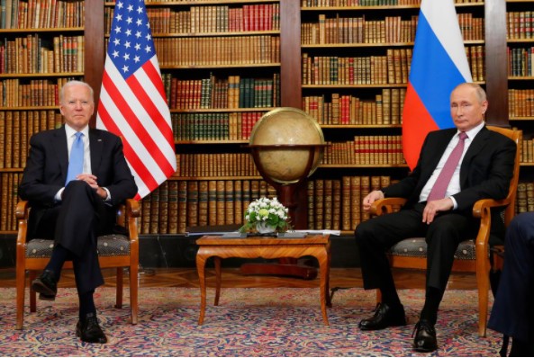 조 바이든 미국 대통령과 블라디미르 푸틴 러시아 대통령이 지난 6월 16일 스위스 제네바 빌라 라그랑주에서 미·러 정상회담을 위해 만나고 있다. (사진출처=로이터통신)