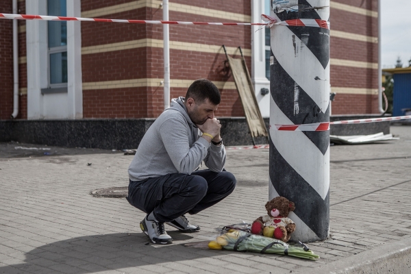 지난 9일 러시아가 미사일 공격을 가한 우크라이나 크라마토르스크 기차역에 한 남자가 꽃을 놓고 추모하고 있다. (사진출처=Andrea Carrubba/Anadolu Agency/게티이미지/CNN)