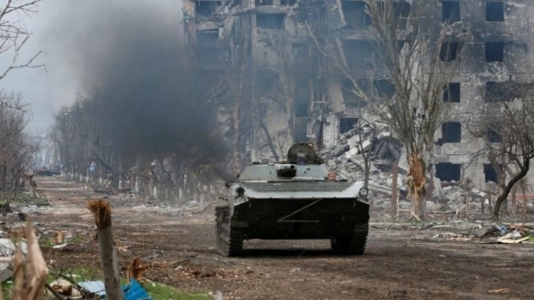러시아 장갑차 1대가 도시가 붕괴된 우크라이나 항구 도시 마리우폴을 지나가고 있다. (사진출처=로이터통신)