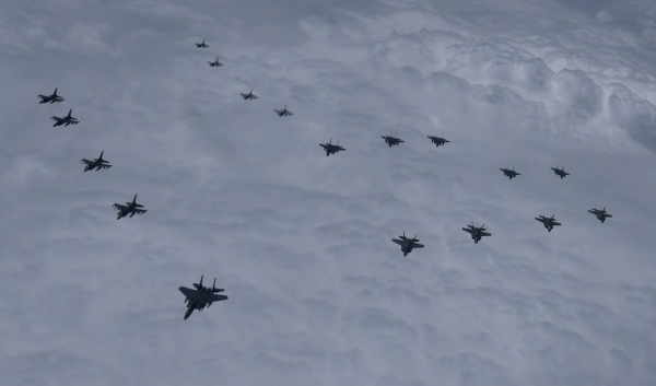 한미동맹이 7일 북한의 지속적인 탄도미사일 도발에 대응하는 공중무력시위 비행을 하고 있다. 이번 한미 연합 공중무력시위 비행은 정밀유도무기를 장착한 한국 공군의 F-35A, F-15K, KF-16 전투기 16대와 미 공군의 F-16 전투기 4대가 참여했다. (사진출처=합참 제공)
