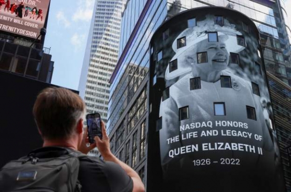 8일(현지 시각) 뉴욕 타임 스퀘어에 있는 나스닥 마켓사이트 광고판 화면에 여왕에 대한 애도 모습이 표시됐다. (사진출처=로이터통신)