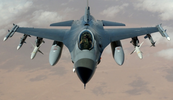 중무장한 F-16 전투기 (사진=픽사베이)