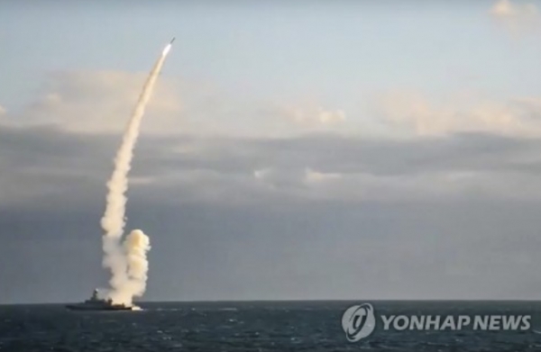 러시아 전함에서 미사일이 발사되는 모습 (사진출처=AP/연합뉴스)
