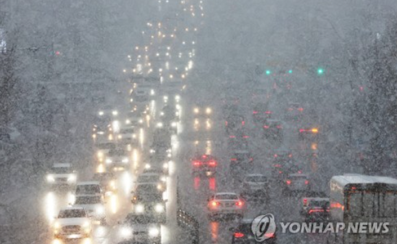 많은 눈이 내린 13일 오후 경기도 수원시 팔달구 경수대로에서 차량이 서행하고 있다. (사진출처=연합뉴스)