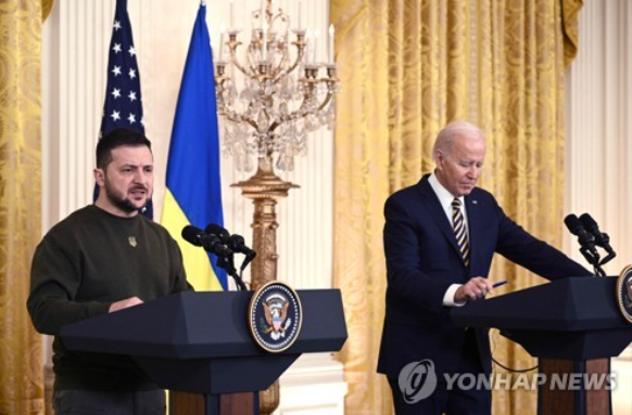 조 바이든 미국 대통령(오른쪽)과 볼로디미르 젤렌스키 우크라이나 대통령 (사진출처=연합뉴스)