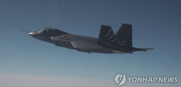방위사업청은 국산 전투기 '보라매'(KF-21) 시제 1호기가 17일 첫 초음속 비행에 성공했다고 밝혔다. 사진은 '보라매'(KF-21) 시제 1호기의 비행 모습. (사진출처=연합뉴스)