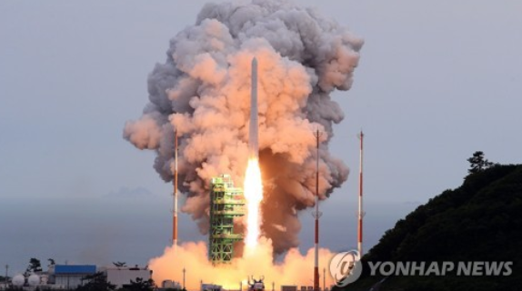 국내 독자 기술로 개발된 한국형 발사체 누리호(KSLV-Ⅱ)가 25일 오후 전남 고흥군 나로우주센터에서 발사되고 있다.이번 누리호 3차 발사는 차세대소형위성 2호 1기와 큐브위성 7기 등 본격적으로 실용급 위성을 탑재해 발사하는 첫 사례다. (사진=연합뉴스)