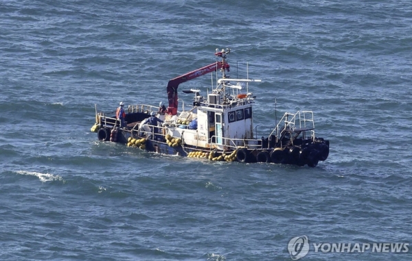 24일 일본 후쿠시마 제1원자력발전소 인근 해역에서 관측선이 해수의 방사성 물질을 검사하기 위해 표본을 채취하고 있다. 일본은 이날 후쿠시마 오염수 방류를 개시했다. (사진=로이터 / 연합뉴스)
