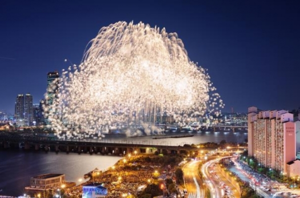 2022년 '한화와 함께하는 서울세계불꽃축제'에서 선보인 ㈜한화의 불꽃 (사진=연합뉴스)