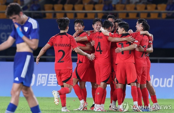 19일 오후 중국 저장성 진화시 진화스타디움에서 열린 항저우 아시안게임 남자축구 조별리그 1차전 한국과 쿠웨이트의 경기. 백승호가 팀 세 번째 골을 넣은 뒤 동료들의 축하를 받고 있다. (사진=연합뉴스)