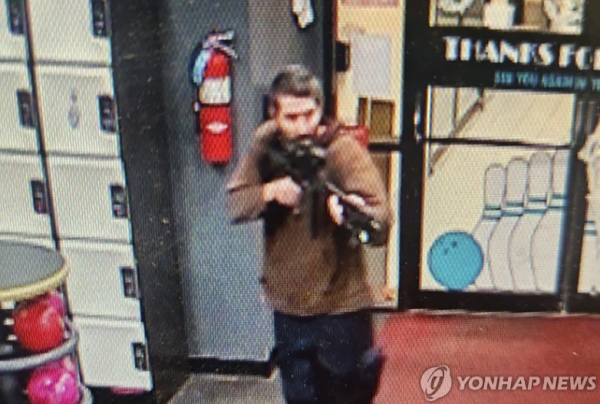 25일(현지 시각) 미국 메인주 루이스턴에서 신원이 확인되지 않은 한 남성이 총을 들고 있고 있는 모습이 포착된 영상 이미지가 보인다. 이 사진은 현지 경찰 당국이 배포했다. (사진=연합뉴스)