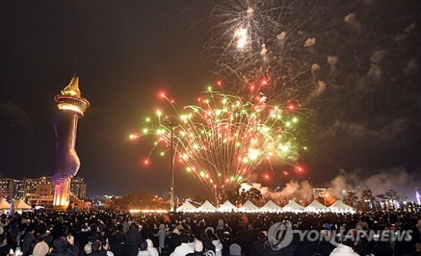 새해 첫날을 맞은 1일 강원 속초시 엑스포광장에서 새해 시작을 축하하는 불꽃놀이가 펼쳐지고 있다. (사진=연합뉴스)