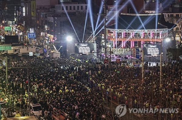 2023년 마지막 날인 31일 오후 서울 종로구 보신각에서 열린 '2023 제야의 종 타종 행사'에서 시민들이 다가올 2024년 새해를 기다리고 있다. (사진=연합뉴스)