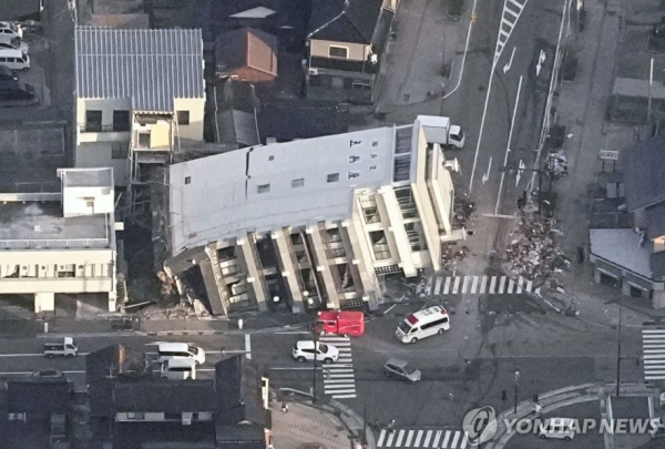 일 일본 혼슈 중부 이시카와현 노토 반도에서 발생한 규모 7.6의 강진으로 와지마시의 건물이 무너져 있다. (사진=로이터/ 연합뉴스)