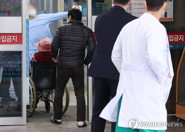 21일 오전 서울의 한 대형병원 응급의료센터에서 의료진이 이동하고 있다. (사진=연합뉴스)