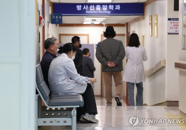 전공의 집단행동이 이어지고 있는 15일 오전 서울 한 대형병원에서 의료진이 환자와 대화를 나누고 있다. (사진=연합뉴스)