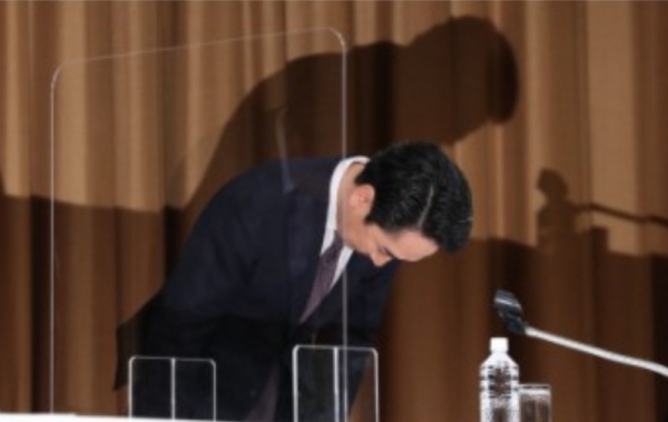 라인의 데자와 츠요시 사장이 긴급 기자회견을 열고 일본 사용자들에게 사과했다. (사진출처=마이니치신문)