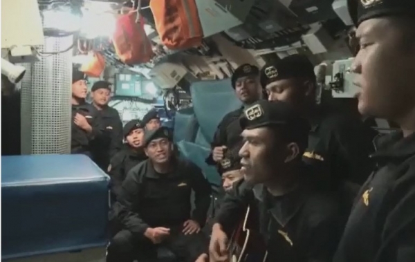 잠수함 낭갈라함(KRI Nanggala 402)이 침몰 몇 주 전에 잠수함 승조원 53명 중 일부가 "안녕"이라는 뜻의 인도네시아어의 히트곡 '산빠이쥰빠(Sampai Jumpa)'를 부르고 있다. (사진출처=AFP)