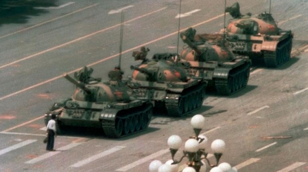32년 전 발생했던 중국 6·4 톈안먼(天安門) 민주화시위 과정에서 흰 셔츠에 검은 바지 차림의 시민이 탱크 앞을 홀로 가로막고 있는 모습 (사진출처=CNN)