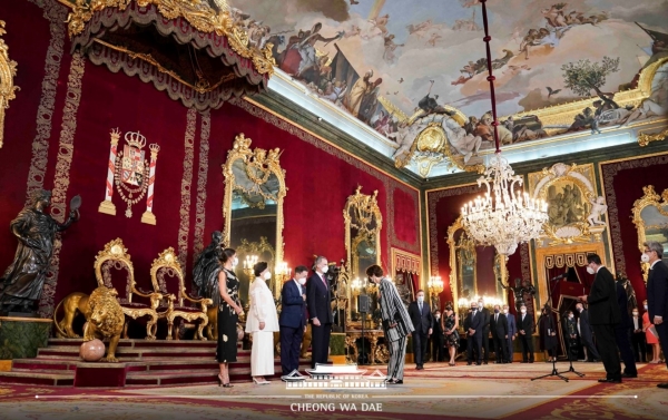 문재인 대통령은 스페인 국빈방문 첫째 날 마지막 일정으로 펠리페 6세 국왕 부부가 주최한 국빈만찬에 참석했다. (사진출처=청와대)