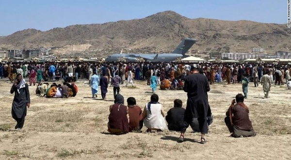 카불 공항 활주로 미군 수송기 주변에 많은 아프간니스탄인들이 모여있다. (사진출처=CNN)