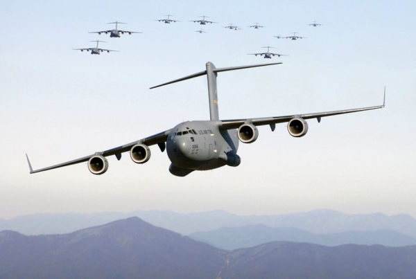 아프간 피란민 대피 작전에 투입된 C-17 대형 수송기 (사진출처=픽사베이)