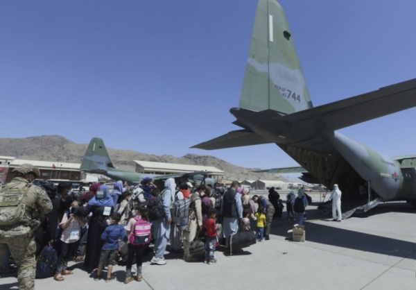 아프간 현지 파견된 대한민국 공군 수송기를 탑승하는 아프간 협력자들 (사진출처=국방부)