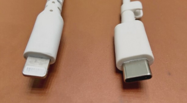 애플 라이트닝 단자(왼쪽)와 'USB-C' 타입 단자 (사진출처=요미우리신문)