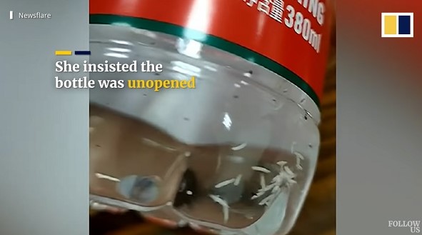 중국 ‘국민 생수’로 불리며 중국 전역에서 판매되는 농푸산취안 제품에서 구더기가 발견됐다. (사진출처=사우스차이나모닝포스트)