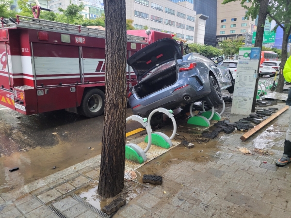9일 강남역 인근 도로에 침수된 차량 모습 (사진=이슈밸리)