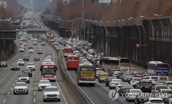 설날인 22일 오전 경부고속도로 서울 잠원IC 부근 하행선(오른쪽)에 차들이 줄지어 늘어서 있다. (사진출처=연합뉴스)