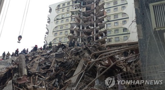 터키 디야르바크르 지역에서 6일(현지시간) 지진으로 무너진 아파트 건물 (사진출처=EPA/연합뉴스)