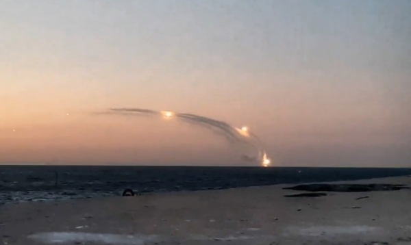 앞바다 함선에서 여러 개의 순항미사일이 발사되는 영상이 SNS에 공개됐다/텔레그램